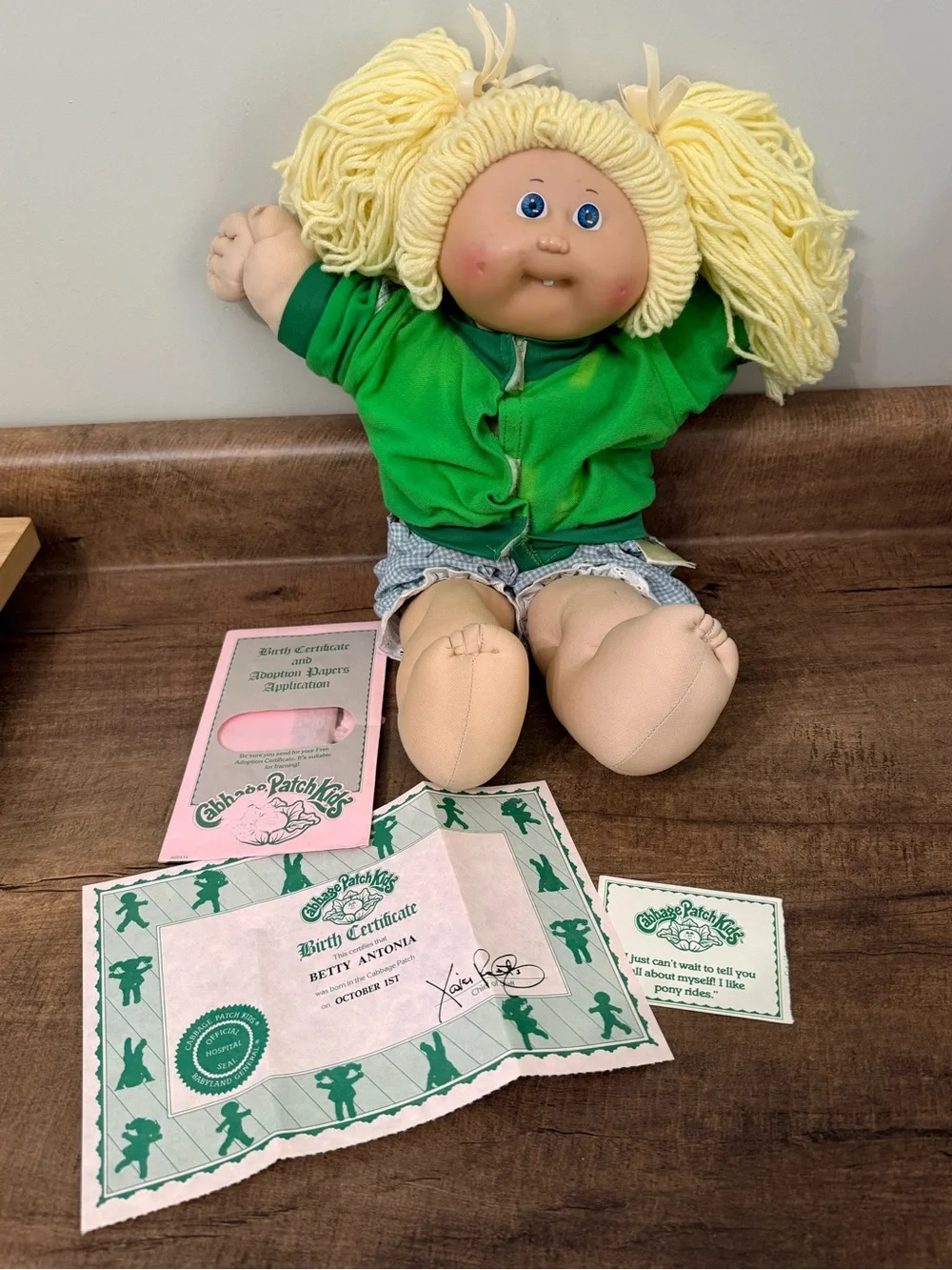 Vintage 1985 Cabbage Patch Kids Doll Blonde Hair Green Outfit w/ Papers